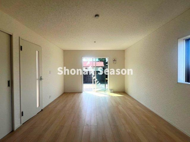 【居間・リビング】 | 駐車場側に大きな窓があり車への荷物の出し入れがしやすいです♪