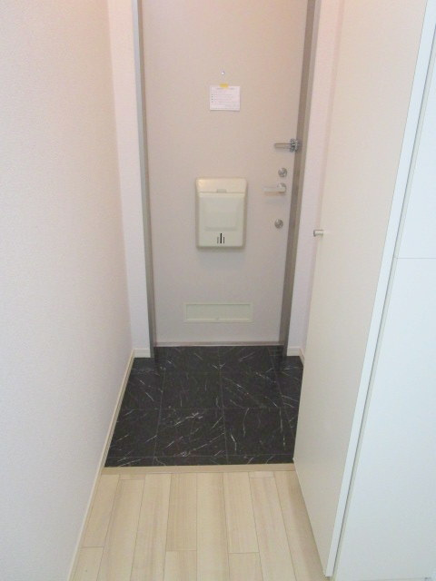 アローハイツの玄関