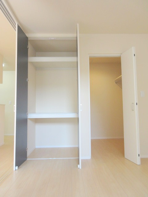 ソフィア　清里の寝室|壁一面に大型収納のあるお部屋