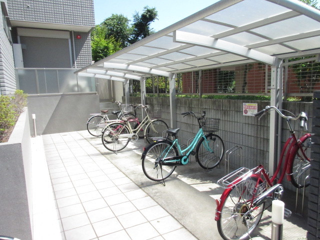 ヘーベルメゾンヴェールのその他共用部分|屋根付の自転車駐輪場