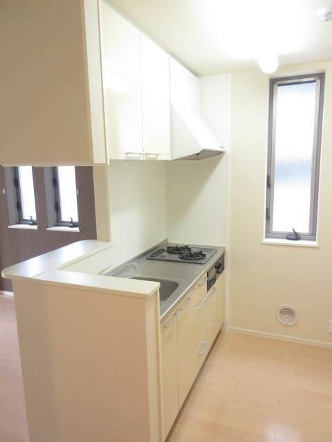 Ｓｕｎｎｙ ＨｅｉｍｓⅢのキッチン|窓があり明るい対面式グリル付ガス２口システムキッチン