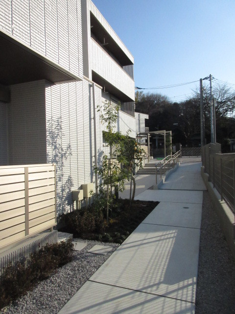 ＢＯＲＩＫＩ横浜みどり　A棟のロビー|敷地はゆったりと造られております