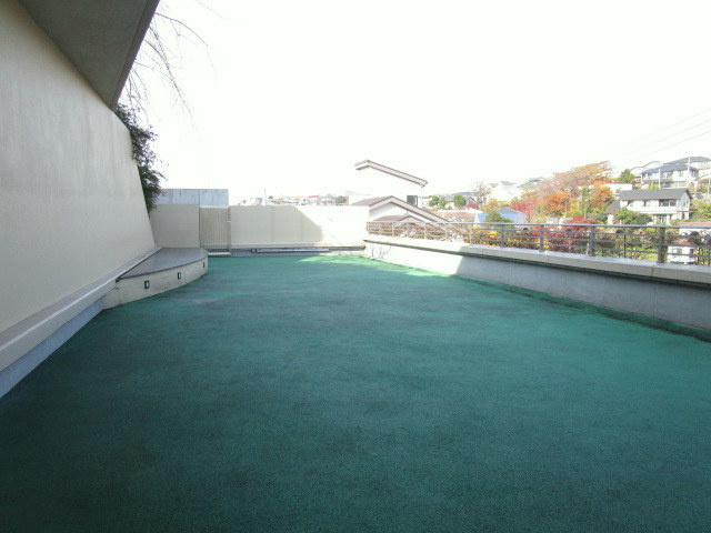 キュロコ玉川学園　東棟のその他共用部分|広々とした屋上のドックラン