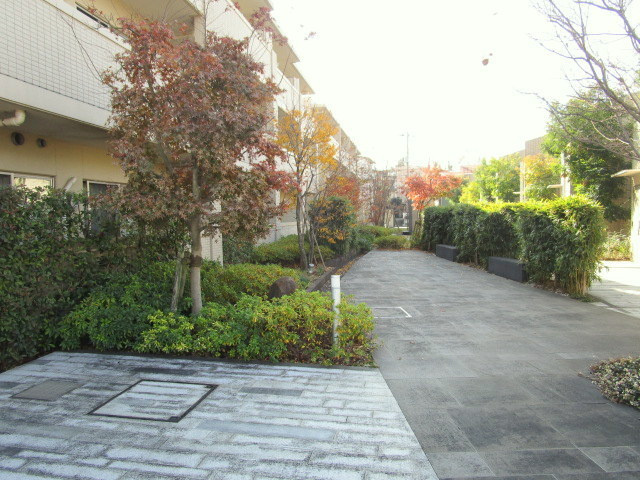 キュロコ玉川学園　東棟のその他|癒しの空間共用部の中庭