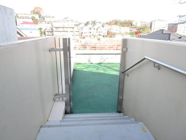 キュロコ玉川学園　東棟のその他|屋上ドックランへ続く階段
