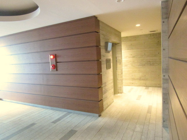 キュロコ玉川学園　東棟のロビー
