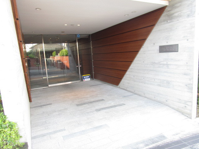 キュロコ玉川学園　東棟のエントランス|オートロック付きで安心です