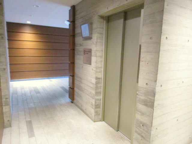 キュロコ玉川学園　東棟のロビー|エレベーター付き