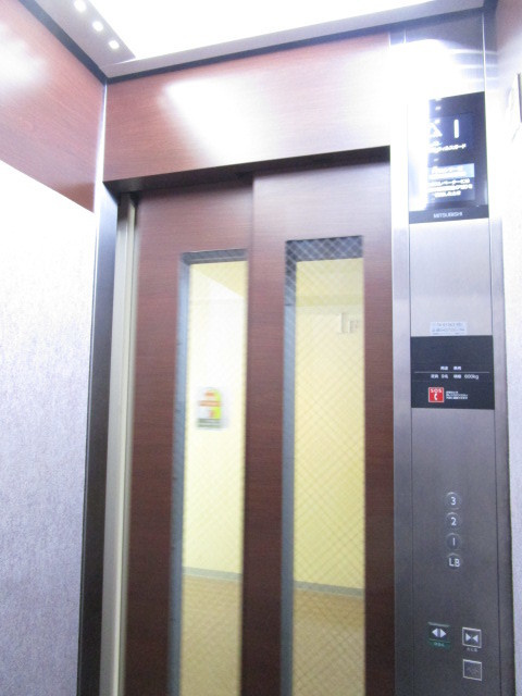 キュロコ玉川学園　東棟のその他共用部分|ペットボタン付きのエレベーター