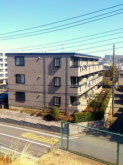メゾンエミネンスの外観|高台に佇む重厚な外観