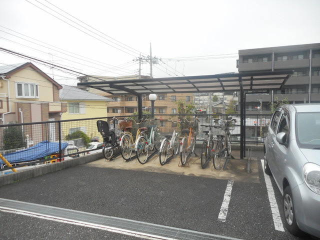メゾンエミネンスの駐車場