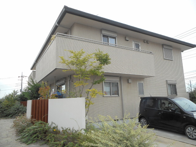 ＢＲＥＥＺＥ　ＣＯＵＲＴ　ＷＥＳＴの外観|街並みに優しく溶け込む低層2階建て