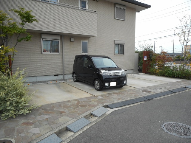 ＢＲＥＥＺＥ　ＣＯＵＲＴ　ＷＥＳＴの駐車場|敷地内駐車場　空きあり