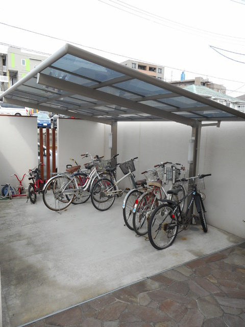 ＢＲＥＥＺＥ　ＣＯＵＲＴ　ＷＥＳＴのその他共用部分|屋根付き駐輪場