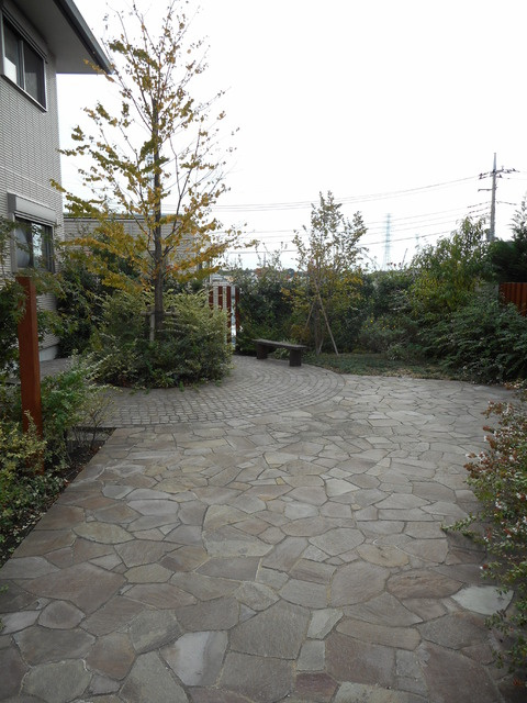 ＢＲＥＥＺＥ　ＣＯＵＲＴ　ＷＥＳＴのエントランス|緑が寄り添う素敵なアプローチ
