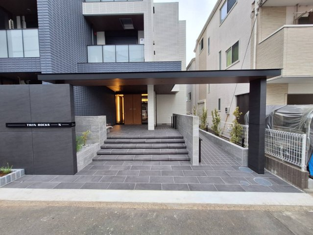 TWIN ROCKS　Nのエントランス