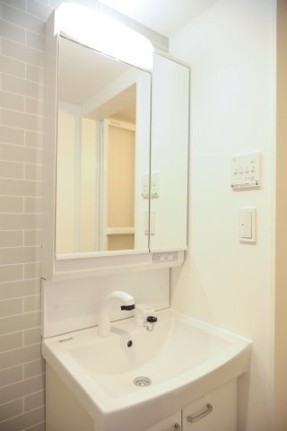 【洗面所】 | Delica鳥栖 | 明るい洗面所です※写真は類似です