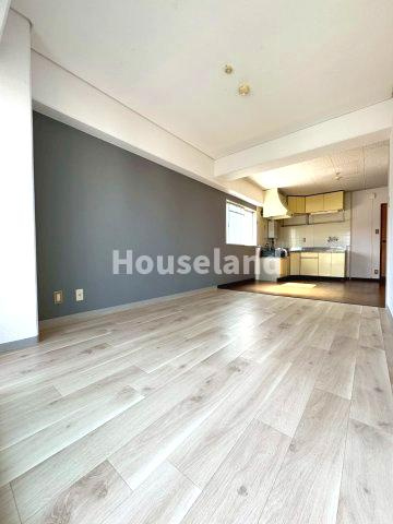 みきまちガーデンハイツの居間・リビング