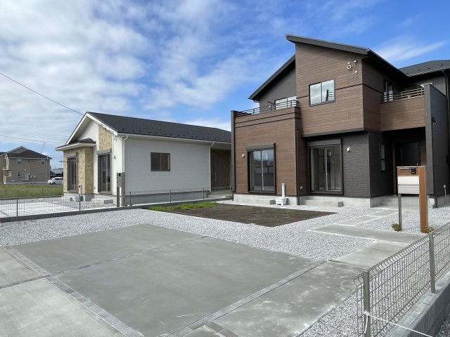 藤岡市下栗須（全3棟）1号棟の前面道路含む現地写真