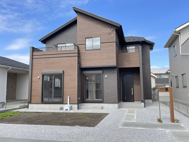 藤岡市下栗須（全3棟）2号棟の外観|ナチュラルで飽きの来ないデザインは流行に左右されない家の形です。外構も綺麗に仕上がっています(^▽^)/
