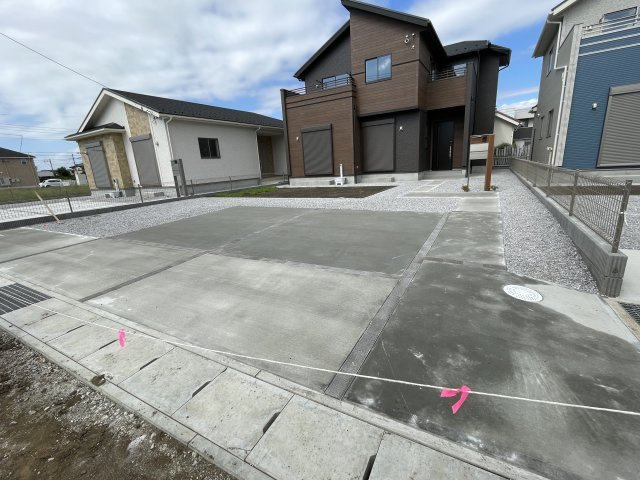 藤岡市下栗須（全3棟）2号棟の前面道路含む現地写真