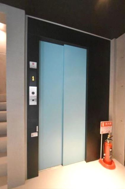 湯島レーベルのエントランス|エレベーター前