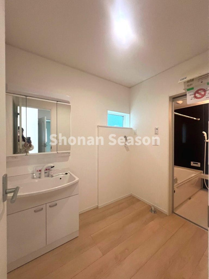 【独立洗面台】 | 洗面室にも「窓」があり、自然光取り入れられます！！