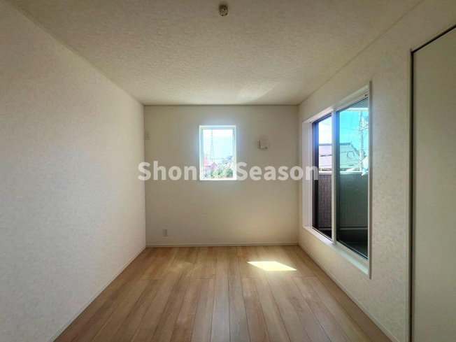 【洋室】 | 2部屋からバルコニーにアクセスできて便利ですね♪