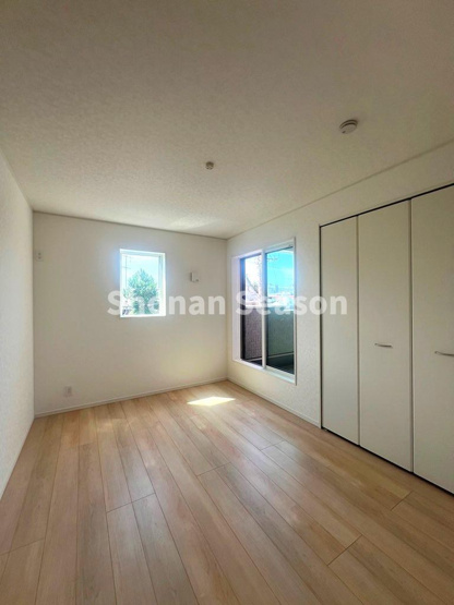 【寝室】 | 全居室フローリングでお掃除しやすいですよ◎