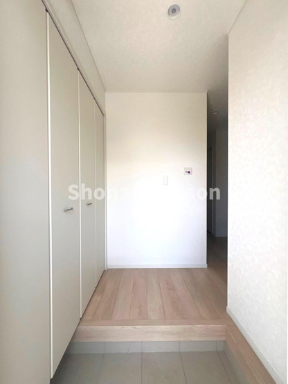 【玄関】 | 家族分の靴をたっぷり収納できる大型のシューズボックスを完備！
