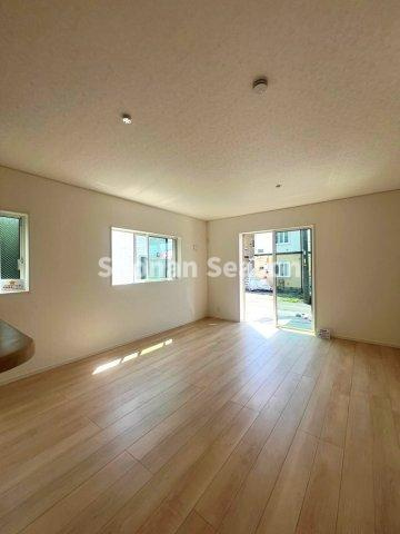 【居間・リビング】 | リビングは、南側採光で明るい室内となっております♪