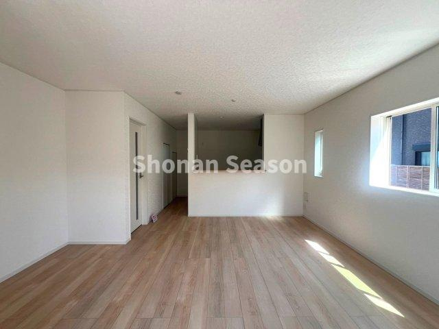 【居間・リビング】 | カウンターキッチンでリビングを見渡しながらお料理できます◎