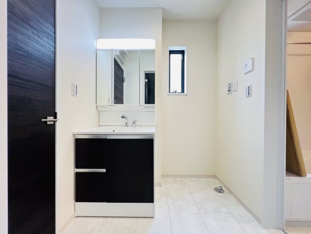 碧南市住吉町4丁目70-2『仲介手数料無料』新築戸建ての独立洗面台