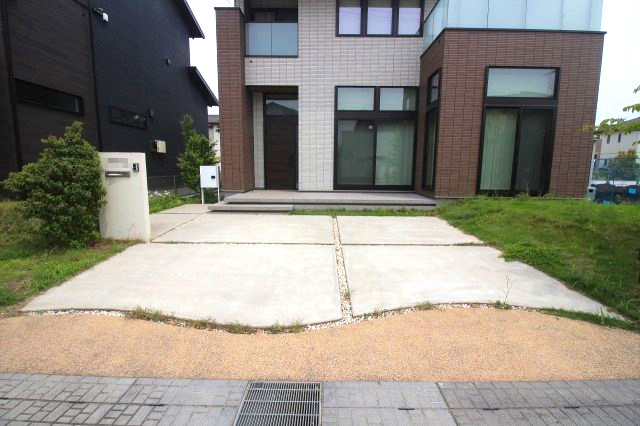 小山市神鳥谷の駐車場|2台分の駐車スペースをしっかり確保。前面道路からの出し入れもスムーズな広さがあります。