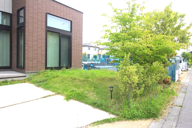 小山市神鳥谷の庭|玄関まわりの植栽スペースが住まいに彩りをプラス。家庭菜園や花壇づくりも楽しめます。