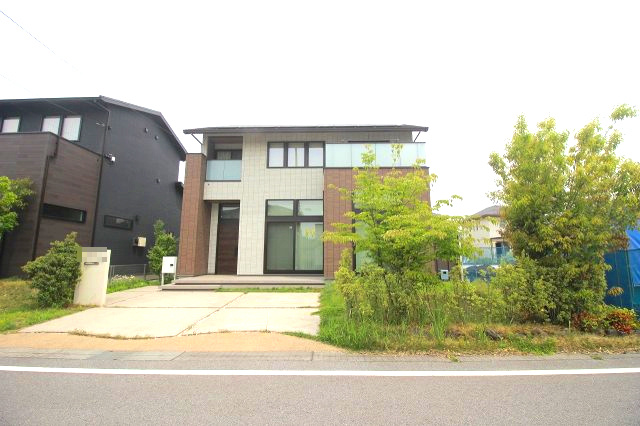 小山市神鳥谷の外観|前面道路に面した立地ながら、植栽で程よく目隠しされており、プライバシーも確保されています。