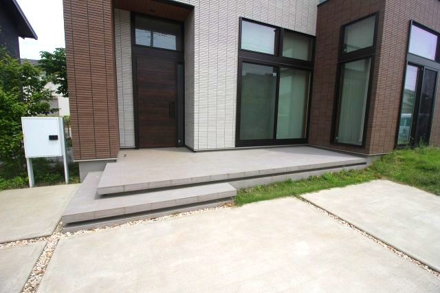 小山市神鳥谷の玄関|玄関ポーチ横のスロープスペースは、自転車の出入りやベビーカーの移動にも便利です。