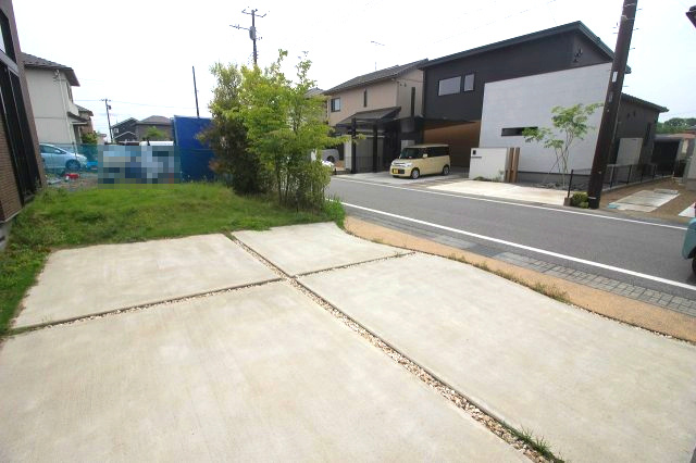 小山市神鳥谷の駐車場|駐車スペースはコンクリート舗装済みでお手入れも簡単。並列駐車が可能な広さです。