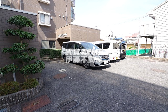 パラシオン・サン鳥見の駐車場