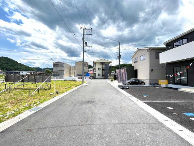 ◆オール電化住宅◆全居室６帖以上の３ＬＤＫ◆並列駐車２台可◆クレイドルガーデン南丹市園部町栄町第１の前面道路含む現地写真|前道
