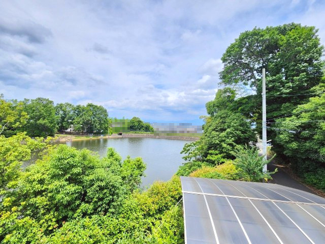 【成約済】向日市寺戸町古城　の展望|お部屋から池を一望できる贅沢なロケーション。