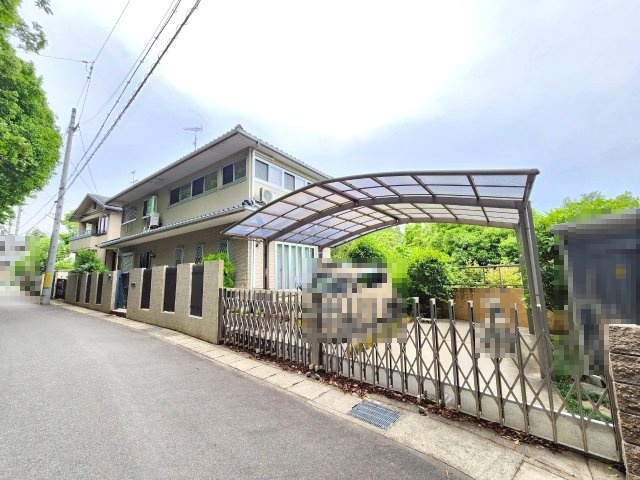 【成約済】向日市寺戸町古城　の外観|駐車2台可能（車種による）
カーポート付きで、大切な愛車を雨風から守っていただけます！