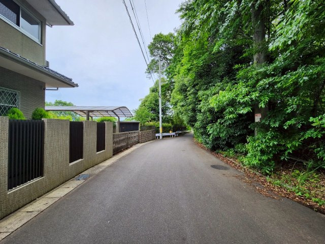 【成約済】向日市寺戸町古城　の前面道路含む現地写真|生活に便利なスーパー・コンビニ等のお買い物施設が徒歩圏内にございます！
小・中学校まで徒歩約15分。
