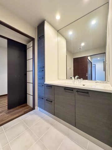 D’グラフォート浜松　D'sTowerの洗面所|大きな鏡が空間に広がり、洗面所全体を明るく見せる効果も。スタイリッシュなデザインで、毎日の生活に上質な雰囲気をプラスします。