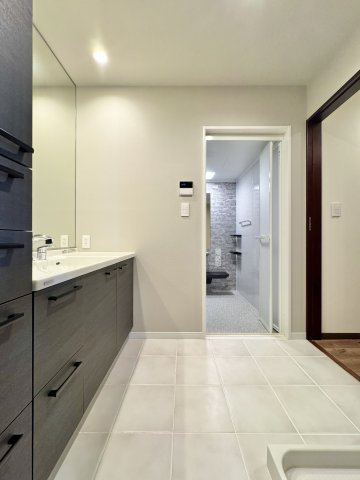 D’グラフォート浜松　D'sTowerの脱衣所|かなり広々とした解放感溢れる脱衣場です。収納も多いので、洗練された空間をキープすることができます。