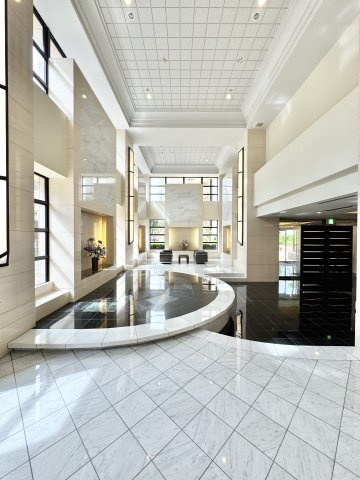 D’グラフォート浜松　D'sTowerのエントランス|高級感あふれるエントランスは、日常に非日常の贅沢をもたらします。お客様をお迎えするにふさわしい空間です。