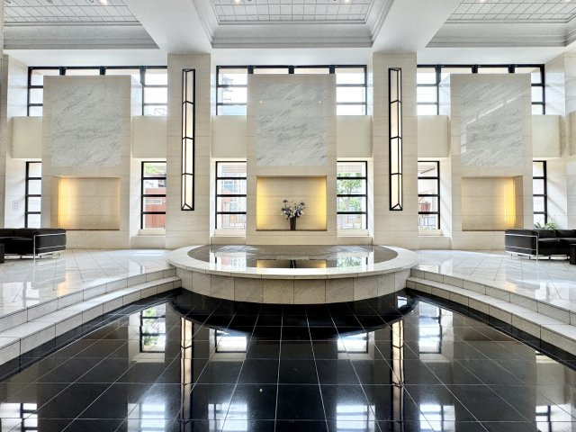 D’グラフォート浜松　D'sTowerの外観|広々とした空間と豪華な照明が演出するエントランス。
