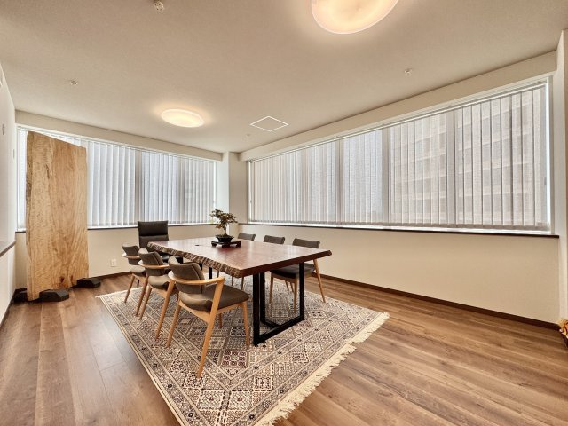 D’グラフォート浜松　D'sTowerの居間・リビング|高層階から望む絶景と自然光がたっぷり差し込む広々としたリビング。