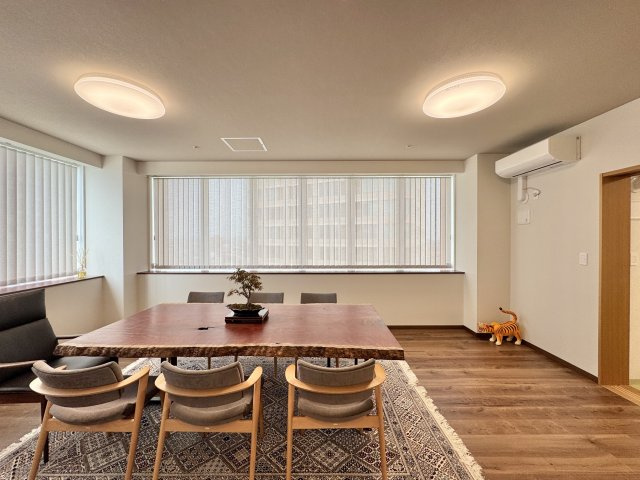 D’グラフォート浜松　D'sTowerの居間・リビング|洗練されたデザインと高品質な素材を用いたリビングは、快適さとスタイルを兼ね備えています。