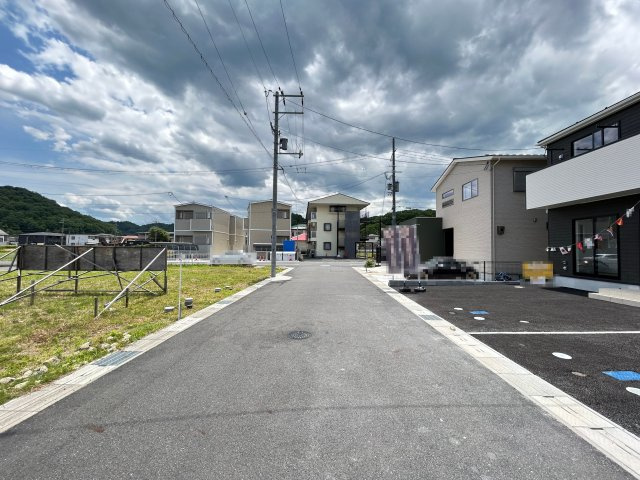 ◆オール電化住宅◆全居室６帖以上の３ＬＤＫ◆並列駐車２台可◆クレイドルガーデン南丹市園部町栄町第１の前面道路含む現地写真|前道